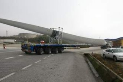 Un camión góndola hace maniobra con una pala eólica de 53 metros a la altura del Novo.