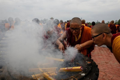 Monjes budistas queman incienso durante una ceremonia en el templo de Mayadevi con motivo del día de Vesak en Lumbini.