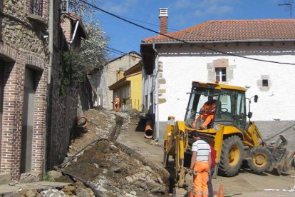 Imagen de una obra en un pueblo de la montaña de León.