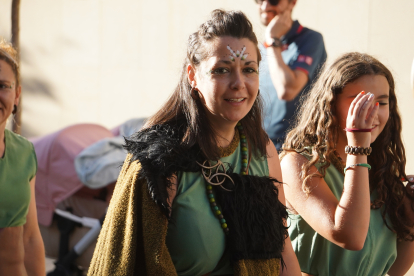 El desfile de vencedores y el entierro del héroe astur cierran la fiesta de recreación con la que Astorga difunde su historia y capta la atención de miles de visitantes. JONATHAN NOTARIO