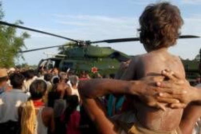 Un helicóptero con víveres intenta auxiliar a una zona de afectados
