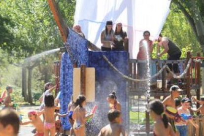 Los niños se refrescan en la batalla de agua celebrada en el parque del Sil.