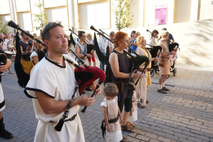 El desfile de vencedores y el entierro del héroe astur cierran la fiesta de recreación con la que Astorga difunde su historia y capta la atención de miles de visitantes. JONATHAN NOTARIO