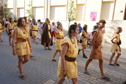 El desfile de vencedores y el entierro del héroe astur cierran la fiesta de recreación con la que Astorga difunde su historia y capta la atención de miles de visitantes. JONATHAN NOTARIO