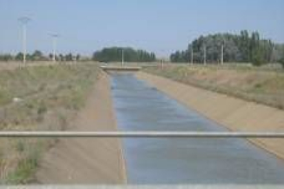Un tramo del canal de Galleguillos, ligado de por vida a la polémica