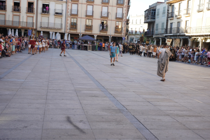 El desfile de vencedores y el entierro del héroe astur cierran la fiesta de recreación con la que Astorga difunde su historia y capta la atención de miles de visitantes. JONATHAN NOTARIO