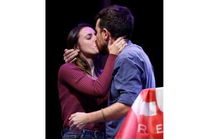 Irene Montero y Pablo Iglesias se besan ante el auditorio del teatro. MARISCAL