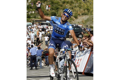 Contador llega a la meta de la quinta etapa del Tour de San Luis.