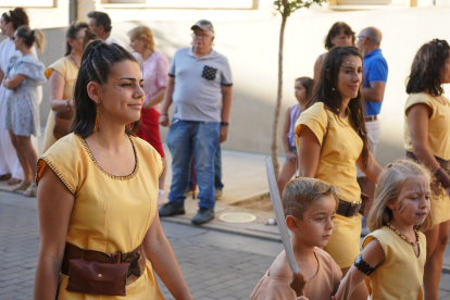 El desfile de vencedores y el entierro del héroe astur cierran la fiesta de recreación con la que Astorga difunde su historia y capta la atención de miles de visitantes. JONATHAN NOTARIO