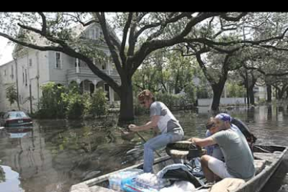 El actor Sean Penn se une a los esfuerzos de rescate. La ciudad de Nueva Orleans presenta un panorama que ha sido tachado como 