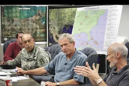 El Presidente George Bush, quien ha recibido fuertes críticas por su lenta reacción ante la crisis, durante una reunión en un centro de operaciones en Luisiana.