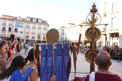 El desfile de vencedores y el entierro del héroe astur cierran la fiesta de recreación con la que Astorga difunde su historia y capta la atención de miles de visitantes. JONATHAN NOTARIO