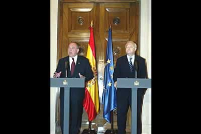 En una reunión sostenida entre el embajador de EE.UU., Eduardo Aguirre, y el ministro de Asuntos Exteriores, Miguel Angel Moratinos, España se ha comprometido a hacer «todo lo posible» para atender las necesidades norteamericanas.