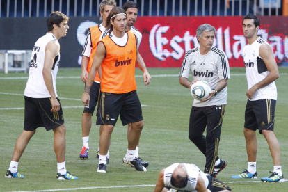 Mourinho, junto a sus jugadores Arbeloa, Kaká y Ramos, durante el entrenamiento.
