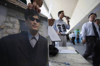 Un activista sostiene una foto del disidente Chen Guangcheng durante una recogida de firmas en su apoyo, en Hong Kong.