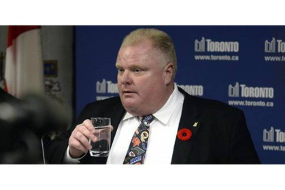 Ford bebe un poco de agua durante su declaración en el Ayuntamiento de Toronto.
