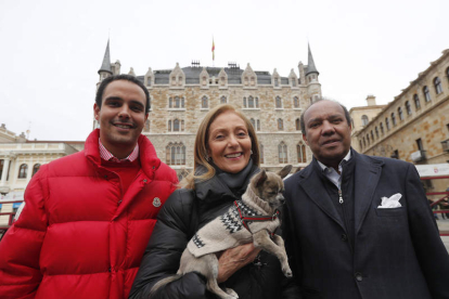 Khaled, Ana María, con su perro Grey, y Idris Al Senussi, príncipe de Libia. JESÚS F. SALVADORES
