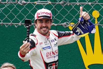 Fernando Alonso se autofografía tars ganar, ayer, las 24 Horas de Le Mans.