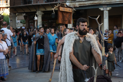 El desfile de vencedores y el entierro del héroe astur cierran la fiesta de recreación con la que Astorga difunde su historia y capta la atención de miles de visitantes. JONATHAN NOTARIO