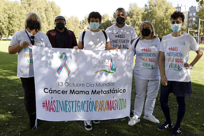Mujeres con cáncer de mama, con tumores metastásicos de pecho, colaboradores y socios de la Asociación Cáncer de Mama Metastásico de León . MARCIANO PÉREZ