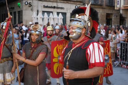 El desfile de vencedores y el entierro del héroe astur cierran la fiesta de recreación con la que Astorga difunde su historia y capta la atención de miles de visitantes. JONATHAN NOTARIO