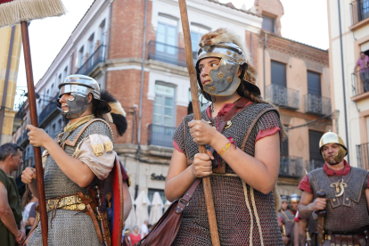 El desfile de vencedores y el entierro del héroe astur cierran la fiesta de recreación con la que Astorga difunde su historia y capta la atención de miles de visitantes. JONATHAN NOTARIO