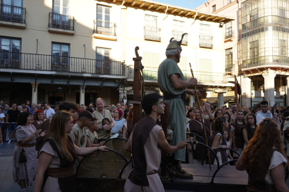 El desfile de vencedores y el entierro del héroe astur cierran la fiesta de recreación con la que Astorga difunde su historia y capta la atención de miles de visitantes. JONATHAN NOTARIO