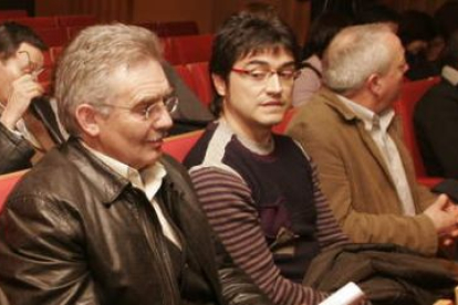 El teniente alcalde de Candín, José Antonio Álvarez Cachón, entre los alcaldes de Vega y Barjas.