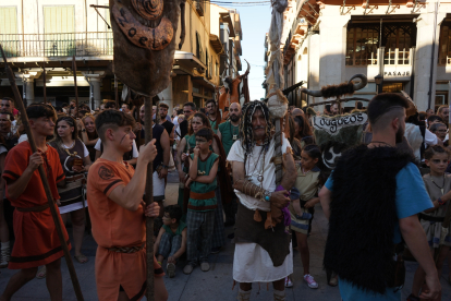 El desfile de vencedores y el entierro del héroe astur cierran la fiesta de recreación con la que Astorga difunde su historia y capta la atención de miles de visitantes. JONATHAN NOTARIO