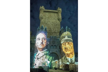 Franco y Himmler, en la proyección del polémico montaje sobre el castillo de Guadamur (Toledo).