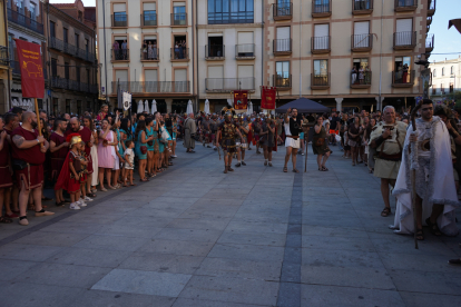 El desfile de vencedores y el entierro del héroe astur cierran la fiesta de recreación con la que Astorga difunde su historia y capta la atención de miles de visitantes. JONATHAN NOTARIO