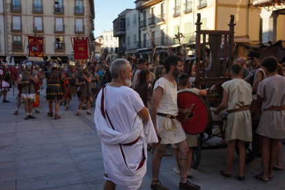 El desfile de vencedores y el entierro del héroe astur cierran la fiesta de recreación con la que Astorga difunde su historia y capta la atención de miles de visitantes. JONATHAN NOTARIO