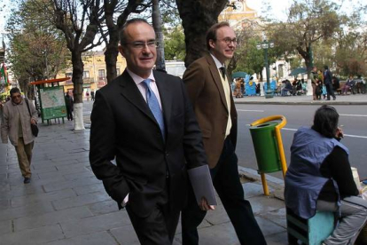 El embajador de España en Bolivia, Ángel Vázquez (izquierda), a su llegada a la cancillería boliviana, el lunes en La Paz.