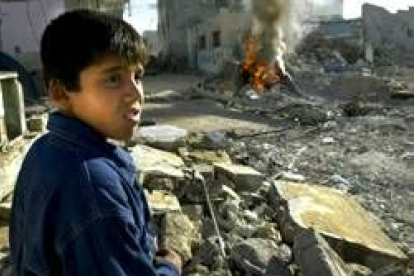 Un niño palestino observa las casas destruidas por el Ejército israelí durante su incursión en Rafah