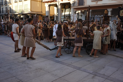 El desfile de vencedores y el entierro del héroe astur cierran la fiesta de recreación con la que Astorga difunde su historia y capta la atención de miles de visitantes. JONATHAN NOTARIO