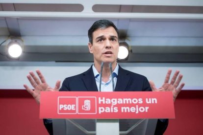 El jefe del Gobierno español, Pedro Sánchez, durante la rueda de prensa que ha ofrecido tras la reunión que ha mantenido con el presidente chileno, Sebastián Piñera, en el Palacio de la Moneda de Chile, incluida en la