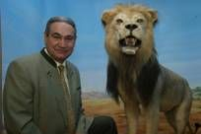 Eduardo Romero Nieto posa junto a uno de los de los leones del museo