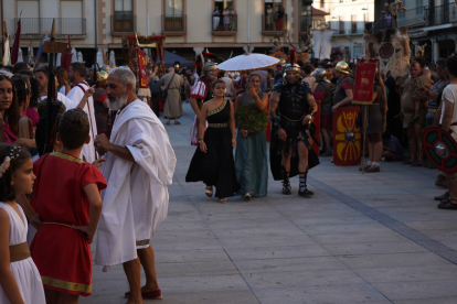 El desfile de vencedores y el entierro del héroe astur cierran la fiesta de recreación con la que Astorga difunde su historia y capta la atención de miles de visitantes. JONATHAN NOTARIO