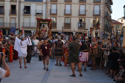 El desfile de vencedores y el entierro del héroe astur cierran la fiesta de recreación con la que Astorga difunde su historia y capta la atención de miles de visitantes. JONATHAN NOTARIO