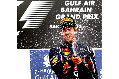 Vettel celebra en el podio su primer triunfo de la temporada que le reporta el liderato en el Mundial.