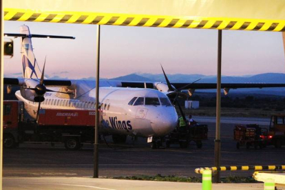 Un avión espera el repostaje en el aeropuerto de León