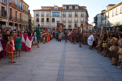 El desfile de vencedores y el entierro del héroe astur cierran la fiesta de recreación con la que Astorga difunde su historia y capta la atención de miles de visitantes. JONATHAN NOTARIO