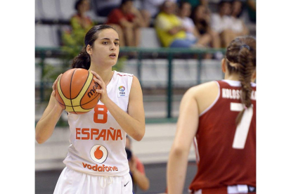 Ángela Salvadores, lesionada, será baja en las jornadas iniciales de la concentración. FIBA