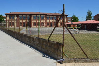 Imagen del vallado del colegio de Villamañán que será sustituido en breve. MEDINA
