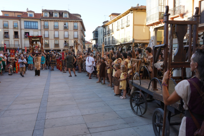 El desfile de vencedores y el entierro del héroe astur cierran la fiesta de recreación con la que Astorga difunde su historia y capta la atención de miles de visitantes. JONATHAN NOTARIO