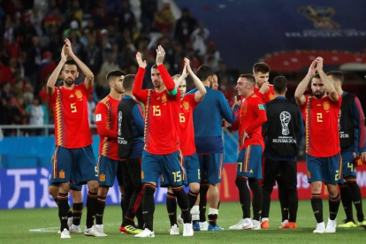 Los jugadores de España agradecen a los hinchas el apoyo recibido.