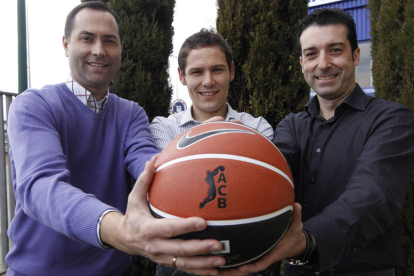 Bultó, Jorge y Juanjo, tres de los árbitros leoneses en la ACB.