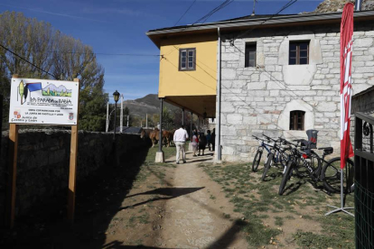 La Parada de Babia se encuentra en San Emiliano, en una casa típica que en su día albergó el centro de salud de la localidad.