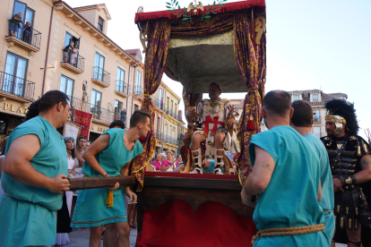 El desfile de vencedores y el entierro del héroe astur cierran la fiesta de recreación con la que Astorga difunde su historia y capta la atención de miles de visitantes. JONATHAN NOTARIO