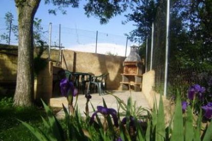 Exterior, instalaciones y patio de la casa rural El Porma en Villanueva del Condado.